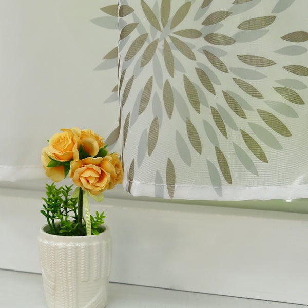 Dekoratives Fensterrollo mit Blumenmuster und Kunstblumenarrangement.