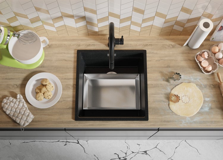 Küchenszene mit Spüle, Armatur, Teig, Keksen und Küchenmaschine