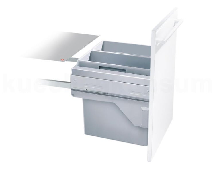 Ausziehbares Abfalltrennsystem für Küchenschränke mit grauen Kunststoffeimern und weißer Frontblende.