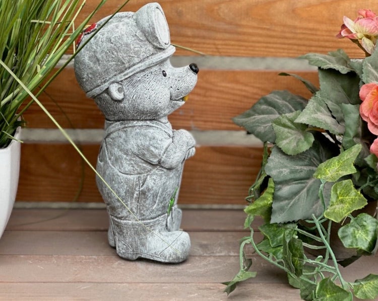 Gartenfigur Maulwurf in Steinoptik mit Bergmannshelm und Latzhose, Dekoration für den Außenbereich.