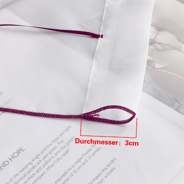 Detailaufnahme eines weißen Vorhangs mit einer Schlaufe, Durchmesser drei Zentimeter