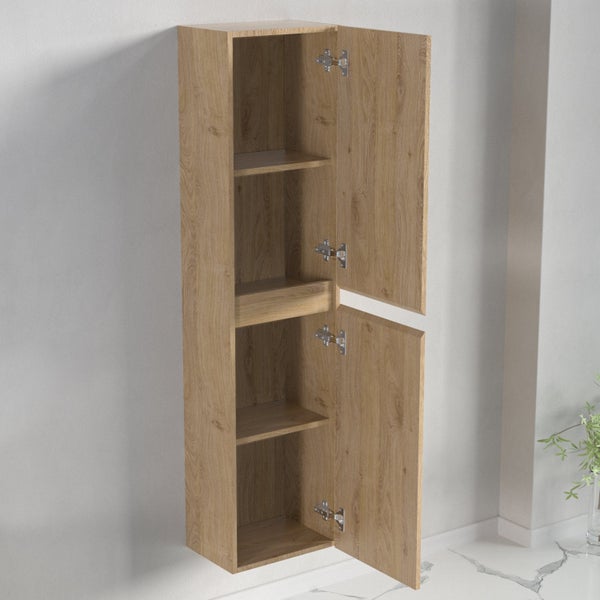 Hängender Bad-Hochschrank in Holzoptik mit zwei geöffneten Türen und vier Innenfächern.
