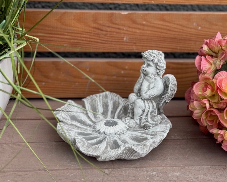 Gartendekoration aus Kunststein in Form einer Vogelschale mit einer Engelsfigur auf einem Blütenblatt, geeignet als Dekoration für den Garten