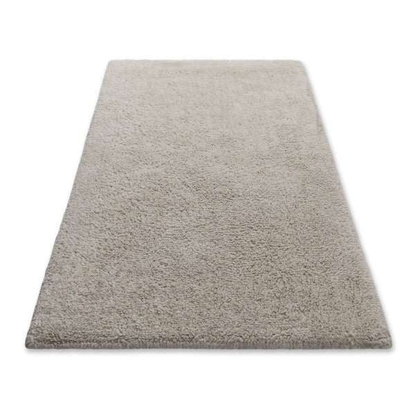 Rechteckiger Hochflor Teppich in Beige mit weicher und flauschiger Textur.