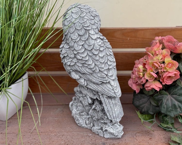 Gartenfigur Eule aus Steinguss in der Rückansicht mit detailgetreuer Federstruktur.