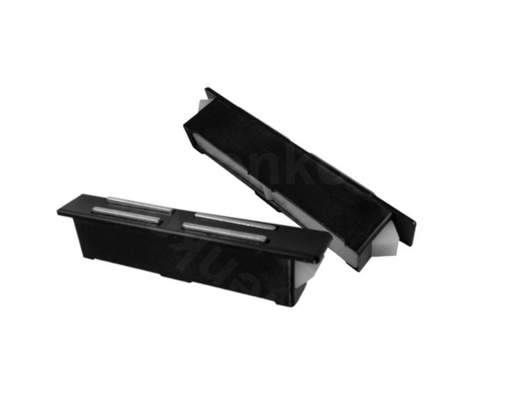 Zwei Magnet-Schnäpper aus schwarzem Kunststoff für Türen oder Möbel.