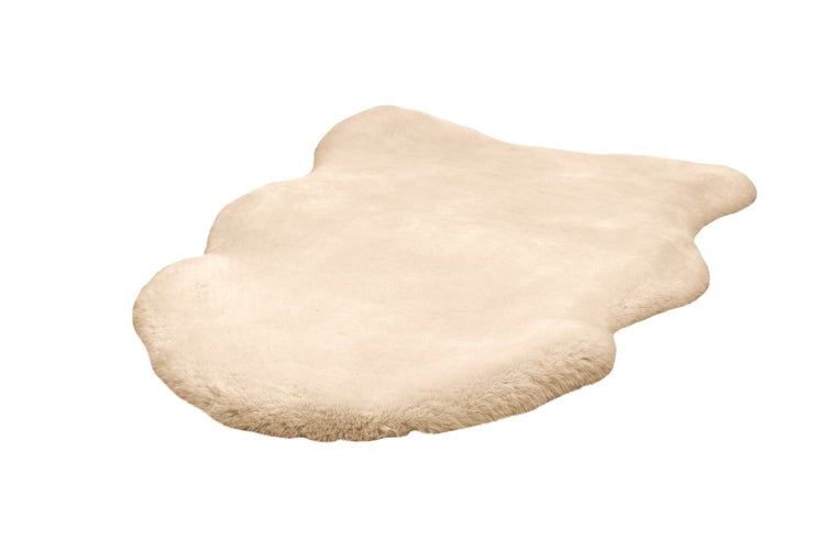 Weiches, beigefarbenes Kunstfell in Lammfellform.