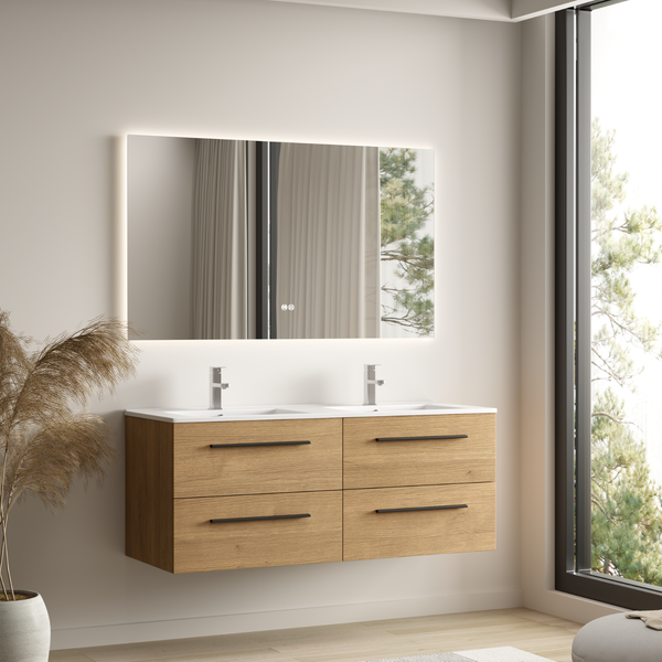 Moderner Waschtisch mit Doppelwaschbecken und wandhängendem Holzschrank, beleuchteter Spiegel in einem hellen, naturnahen Badezimmer.