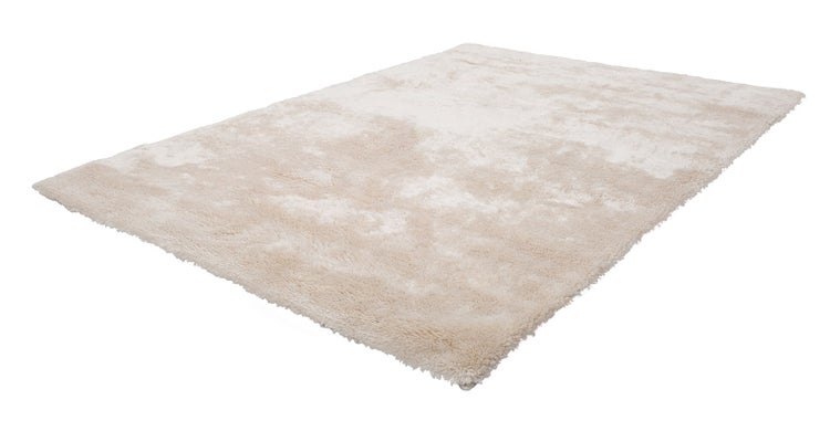 Rechteckiger Hochflor-Teppich, Shaggy, in weicher cremefarbener Optik.