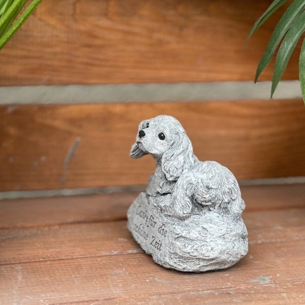 Gartenfigur Hund als Grabschmuck oder Dekoration sitzend auf einem Stein mit Inschrift Danke für die schöne Zeit aus Kunststein