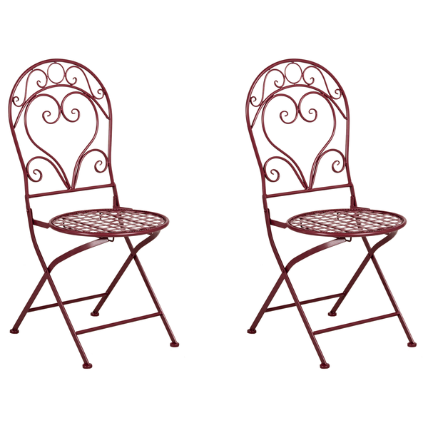 Zwei rote Klappstühle aus Metall mit Herzmuster auf weißem Hintergrund.