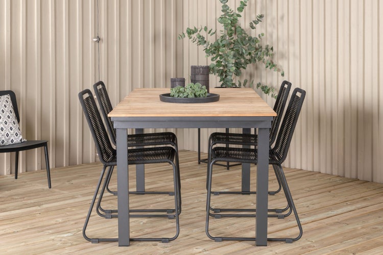 Gartentisch mit Stühlen auf einer Terrasse