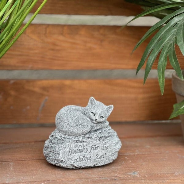 Grabschmuck in Steinoptik mit schlafender Katze und Inschrift Danke für die schöne Zeit zur Dekoration im Garten oder auf dem Grab.
