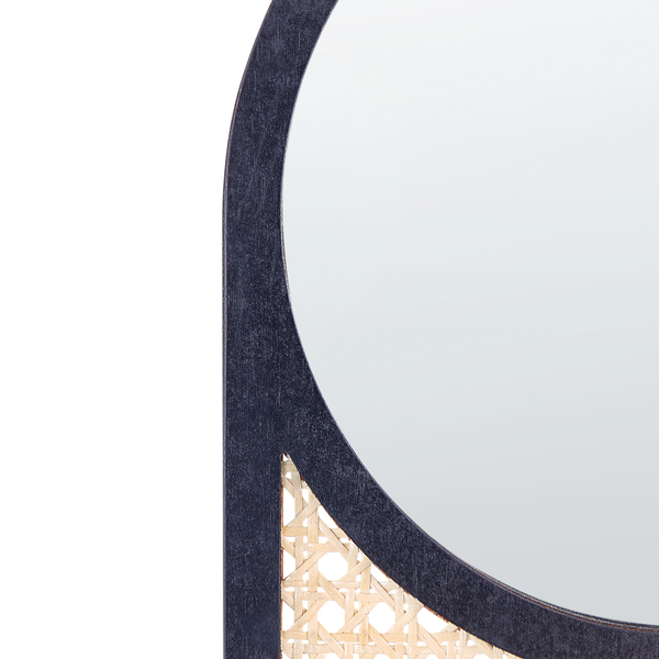 Detailansicht eines Spiegels mit Holzrahmen und Rattan