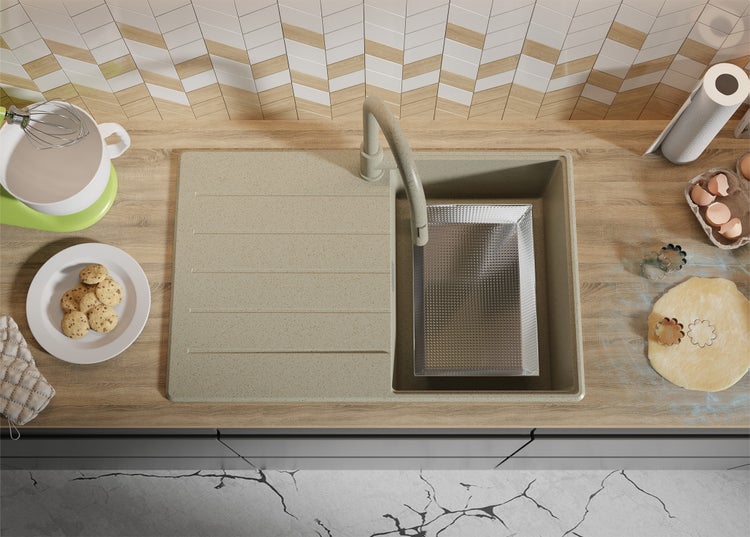 Küchenszene mit Spüle, Armatur und Backutensilien auf einer Arbeitsplatte