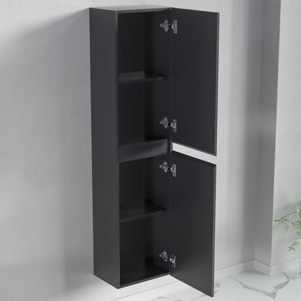 Schwarzer, wandhängender Bad-Hochschrank mit zwei geöffneten Türen und internen Einlegeböden.