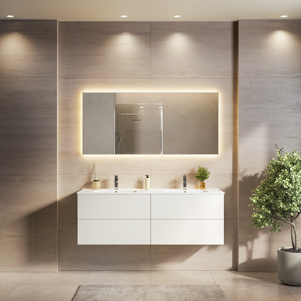 Modernes Badezimmer mit Doppelwaschtisch, wandhängendem Unterschrank und rechteckigem LED Spiegel vor großformatig gefliester Wand.