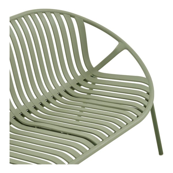 Detailansicht eines grünen Gartenstuhls mit Lattenstruktur