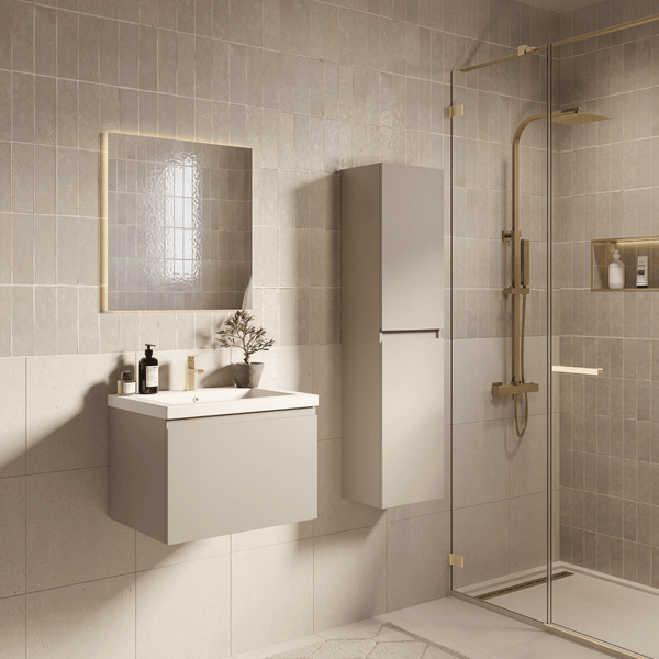 Modernes Badezimmer mit wandhängendem Waschtisch, Hochschrank, hintergrundbeleuchtetem Spiegel und Walk-In Dusche mit Armaturen in Goldoptik.