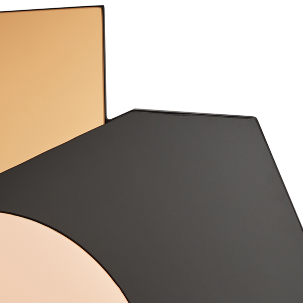 Nahaufnahme eines Deko-Objekts mit geometrischen Formen.