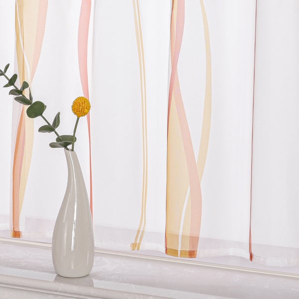 Dekoschals mit Streifenmuster und Blumenvase auf Fensterbank