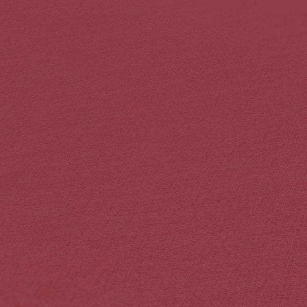 Stapel dekorativer Kissen aus Stoff