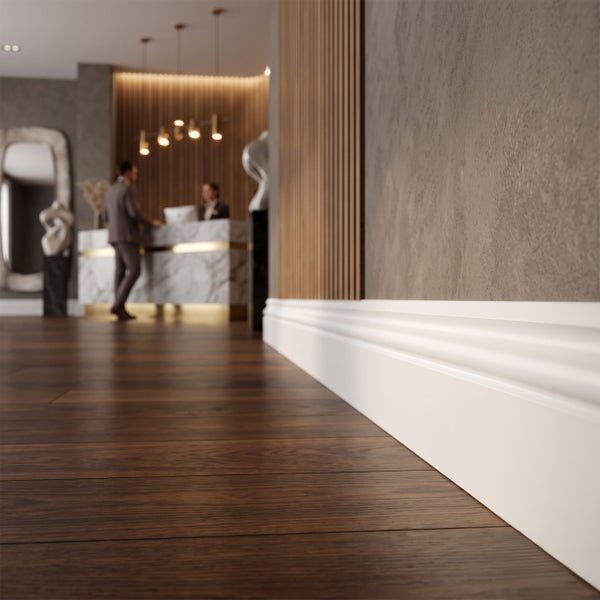 Weiße profilierte Sockelleiste in einem modernen Raum mit Holzboden und Blick auf einen Rezeptionsbereich im Hintergrund.