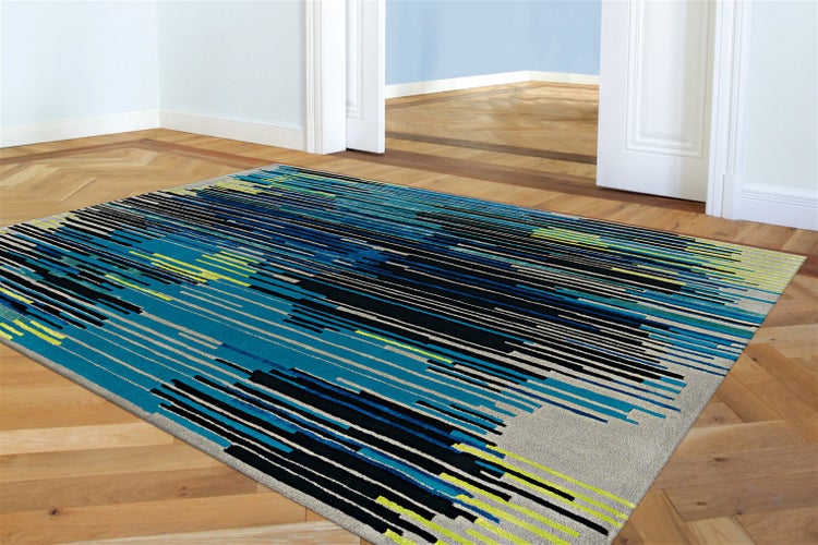 Moderner Teppich mit abstraktem Linienmuster in Blau, Schwarz und Gelb auf hellem Parkettboden in einem hellen Raum mit weißen Wänden.