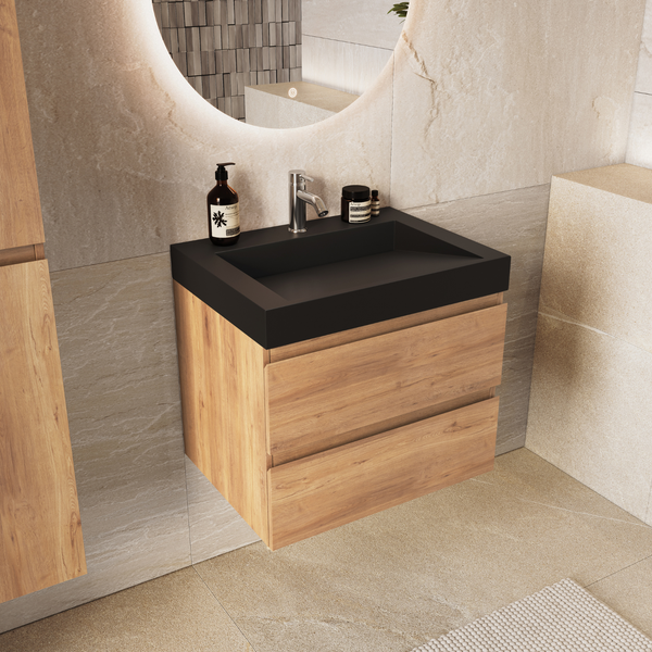 Modernes Badezimmer mit Waschtisch aus Holz, rundem LED Spiegel, Hochschrank und Wandfliesen in Natursteinoptik in einer hellen Atmosphäre.