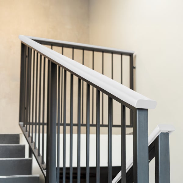 Treppengeländer aus Metall mit Handlauf