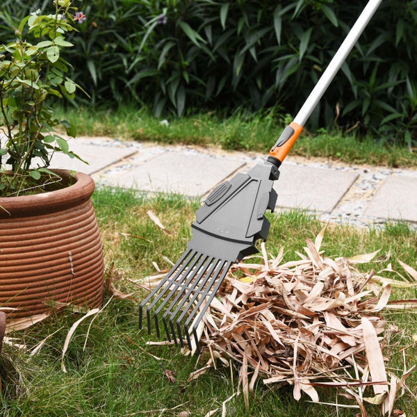Laubbesen mit Stiel und Laubhaufen im Garten