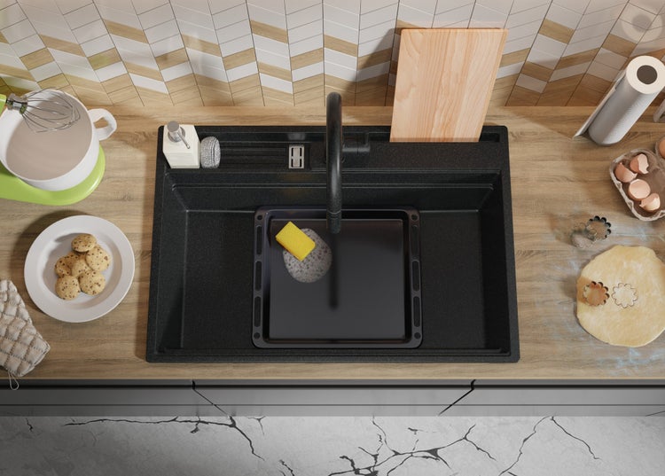 Spüle mit Küchenutensilien auf einer Arbeitsplatte