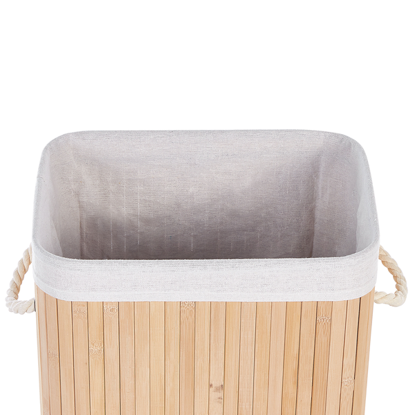 Eckiger Wäschekorb aus naturfarbenem Bambus mit hellem Stoffeinsatz und Tragegriffen aus Kordel.