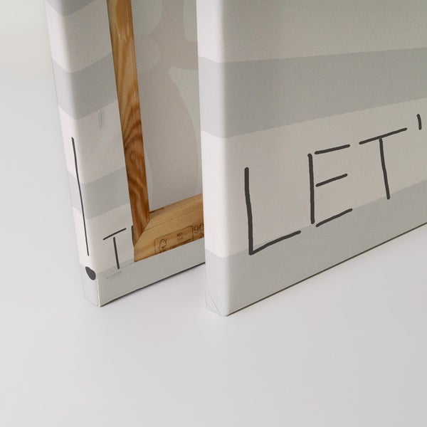 Nahaufnahme von zwei Leinwänden mit Holzrahmen und Schriftzug