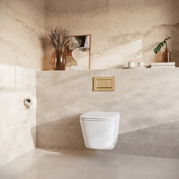 Modernes Badezimmer mit wandhängendem WC, goldener Betätigungsplatte, steinartiger Fliesenverkleidung, Dekoartikeln und WC Papierhalter.