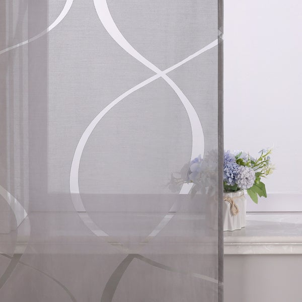 Dekoschals mit modernem Muster am Fenster
