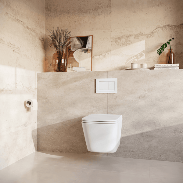 Modernes wandhängendes WC mit Betätigungsplatte vor einer beigen Fliesenwand in einem hellen Badezimmer mit Dekoartikeln.