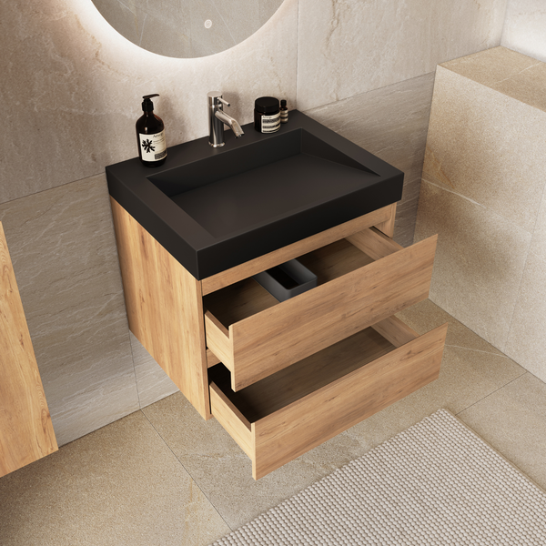 Moderner Waschtisch mit Holzfront und schwarzem Waschbecken, hängender Unterschrank mit zwei Schubladen unter einem runden LED Spiegel im Badezimmer.