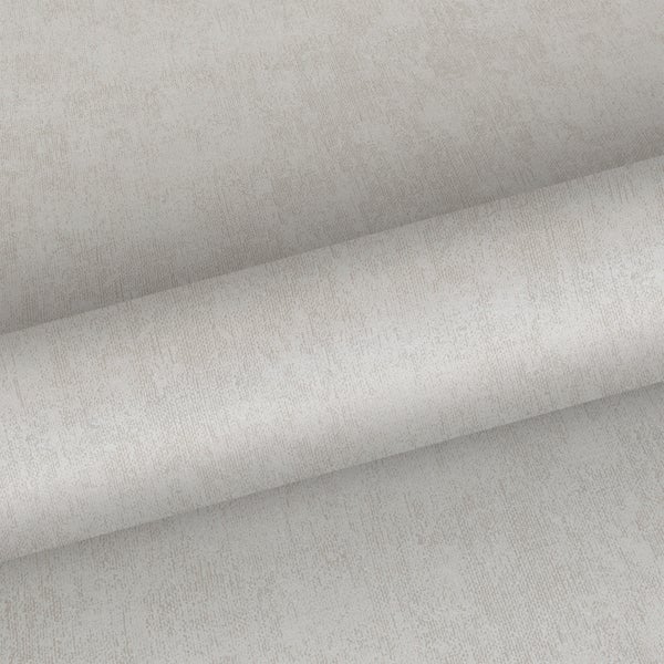 Ein Bauarbeiter bohrt mit einem Bohrhammer ein Loch in eine Wand.