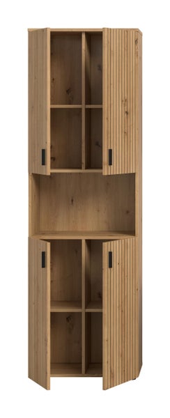 Badezimmer mit Waschtisch, Spiegelschrank und Hochschrank in Holzoptik