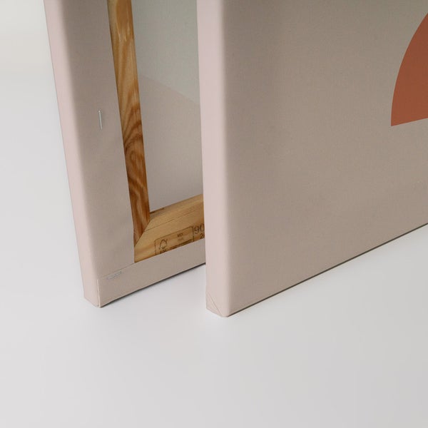 Nahaufnahme zweier Leinwandbilder mit geometrischen Formen und Holzrahmen