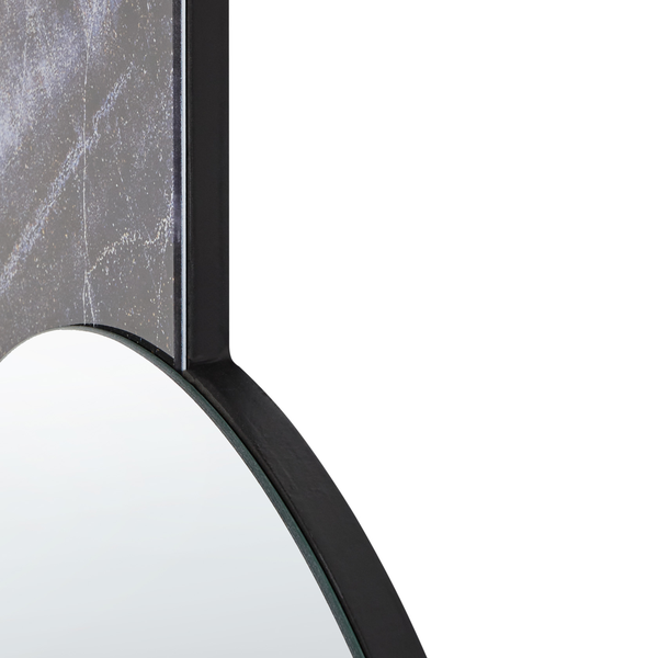 Detailansicht eines runden Spiegels mit dekorativem Rahmen