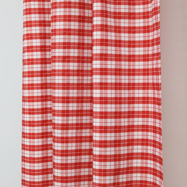 Gardine mit rot-weißem Karomuster