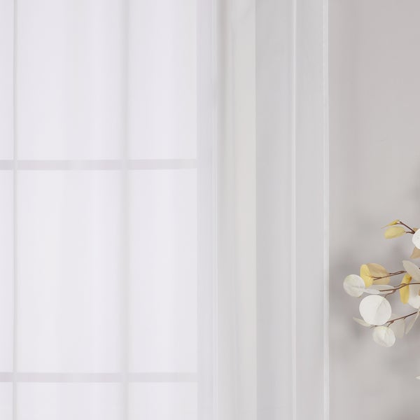 Fenster mit weißem, transparentem Vorhang