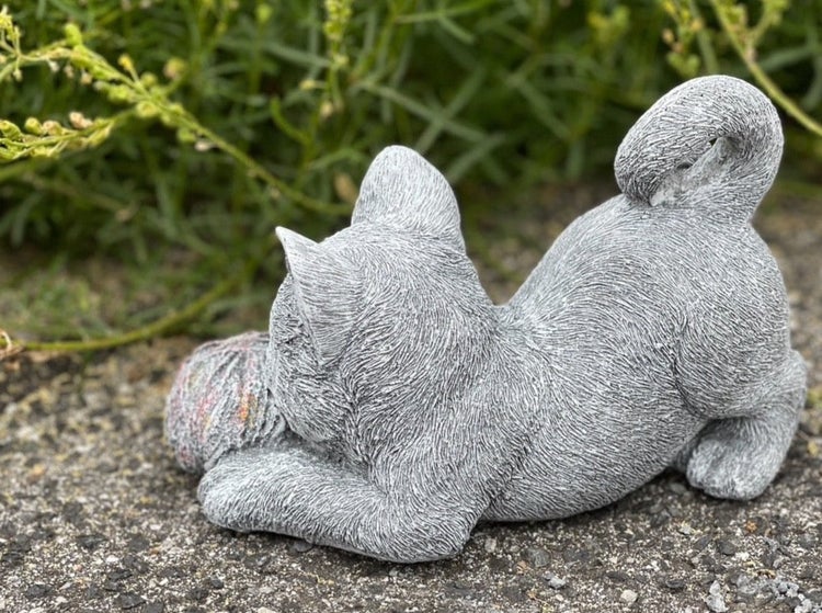 Gartenfigur Katze spielend mit Wollknäuel aus Steinguss für die Gartendekoration.