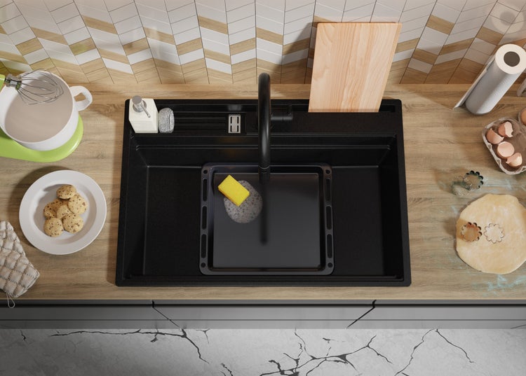 Draufsicht auf eine Küchenspüle mit Küchenutensilien und Lebensmitteln