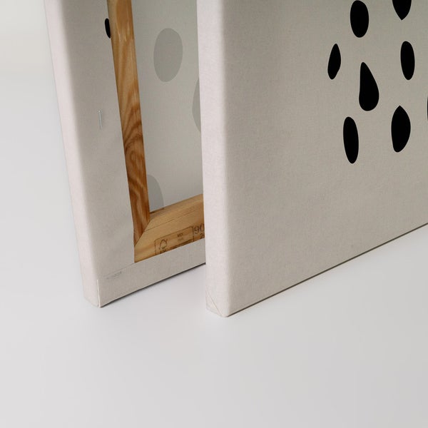 Detailansicht zweier Leinwandbilder mit abstrakten Mustern und Holzrahmen