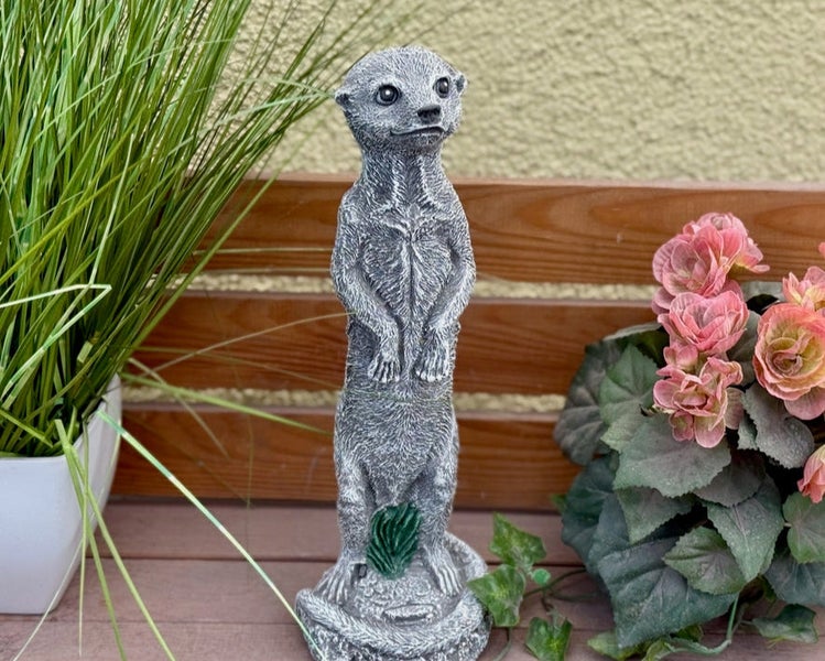 Dekorative Erdmännchen Gartenfigur aus Kunststein in aufrechter Position zur Gartendekoration.
