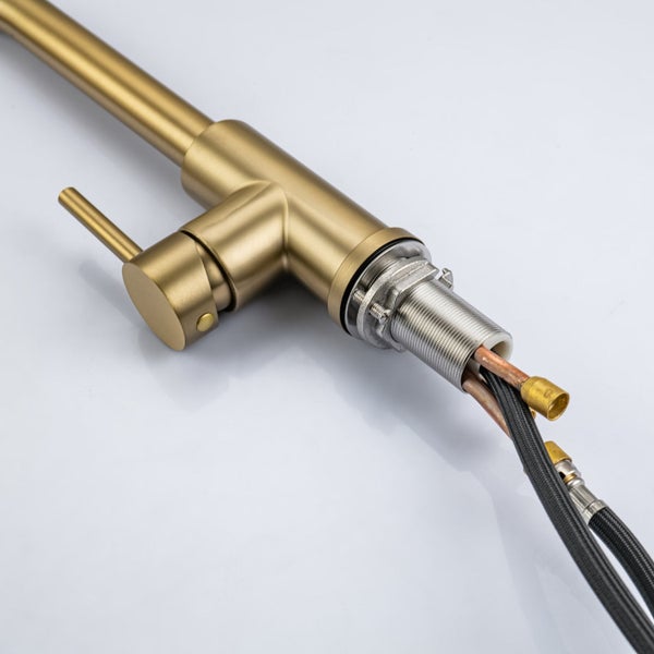 Küchenarmatur mit Einhebelmischer und Anschlussschläuchen in gebürsteter Metalloptik