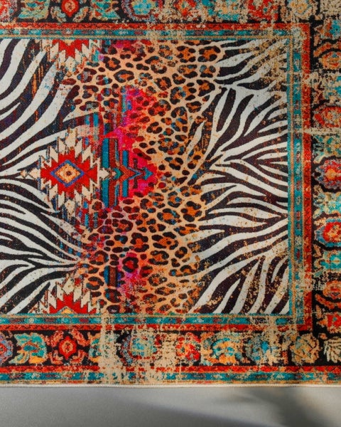 Teppich im Vintage-Stil mit einem Mix aus Zebra- und Leopardenmuster, ethnischen Motiven und orientalischer Bordüre.